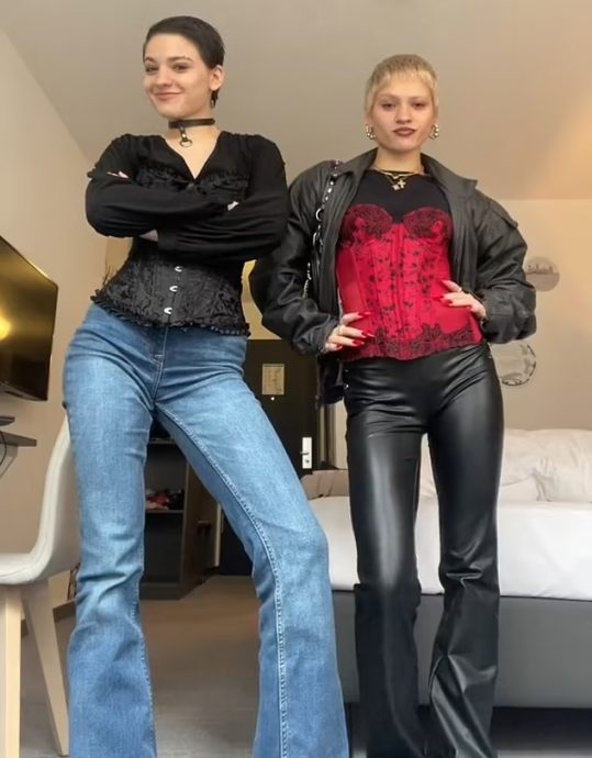 抖音发现“另一个自己” 她意外寻回失散19年双胞胎