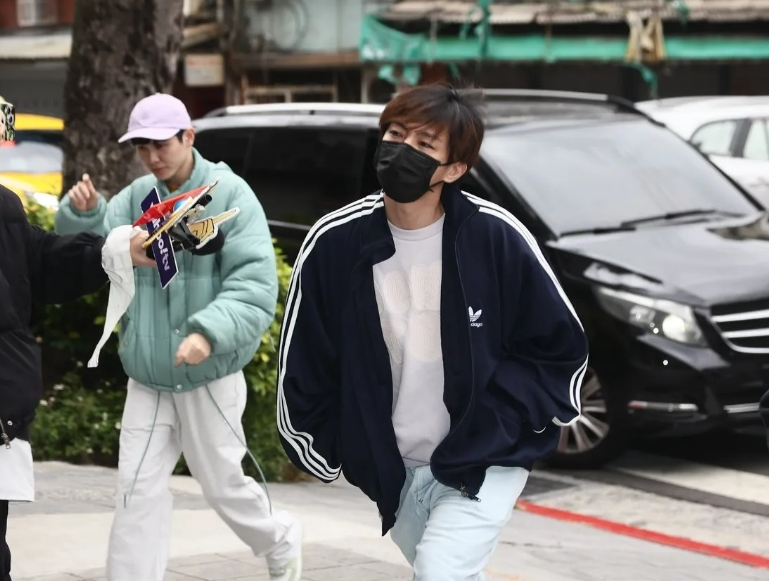 拍未成年性爱片被起诉 炎亚纶出庭被问“担心被关吗”