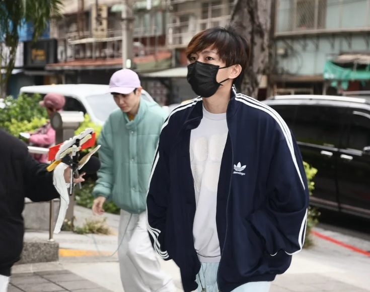 拍未成年性爱片被起诉 炎亚纶出庭被问“担心被关吗”