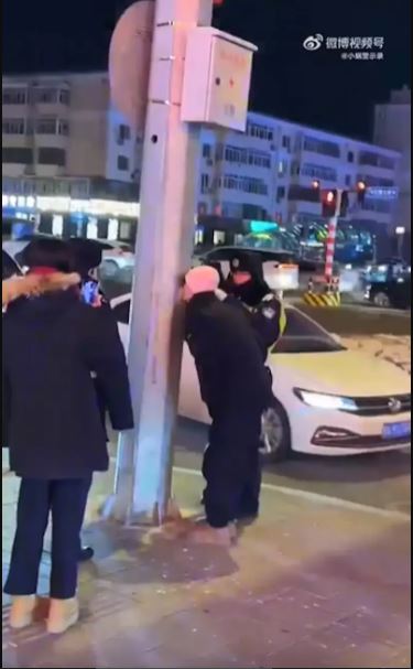 拚图)严寒天好奇舌舔灯柱 男子“舌柱难分”动弹不得