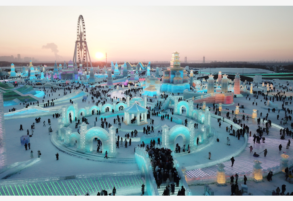 拚图已签)哈尔滨冰雪大世界开园首日逼爆 游客排队数小时玩不到喊“退票”