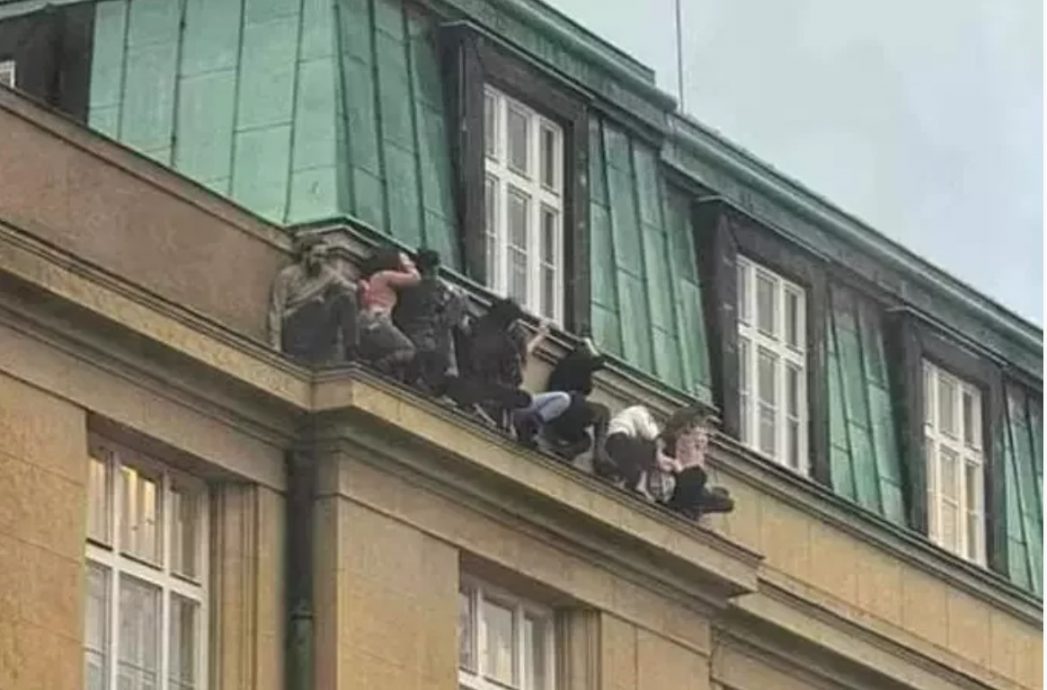 捷克校园枪击案 学生惊慌逃命画面曝 爬建筑外墙躲枪手