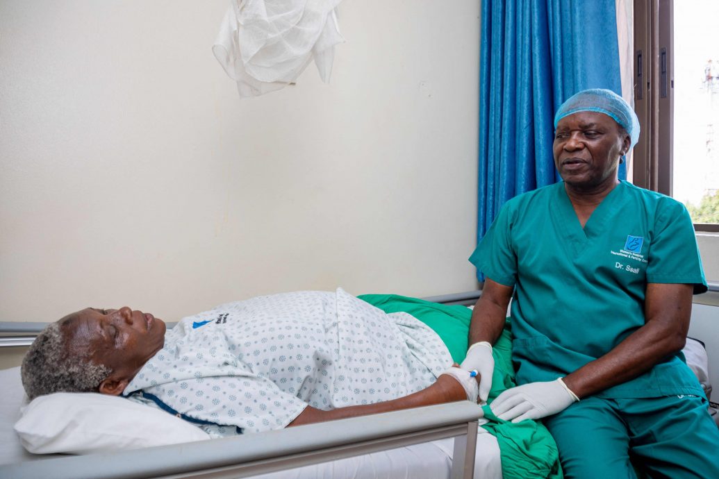 接受生育治疗 70岁老妇喜获龙凤胎