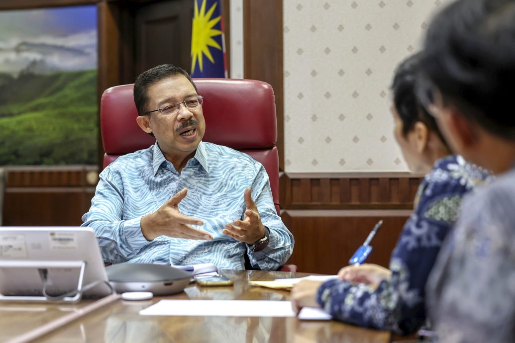 政府首席秘书丹斯里莫哈末祖基配合团结政府执政一周接受媒体访问时