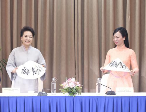 新图)彭丽媛同越南国家主席夫人潘氏清心参观河内国家大学