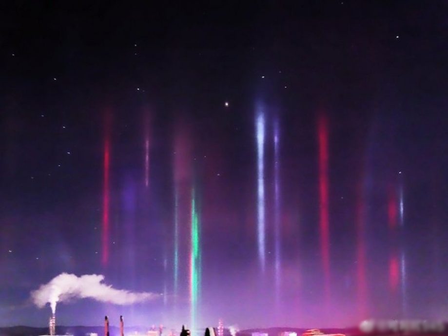 新疆现罕见“寒夜灯柱” 中央气象局：冰晕现象