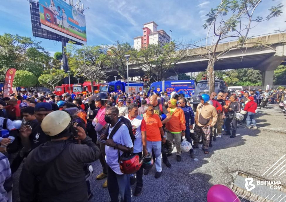 昌明政府同庆一周年纪念|首日活动人潮踊跃 “旧头盔换新头盔”排长龙