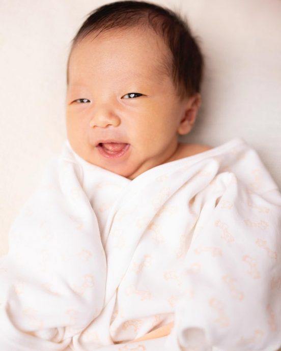 晒儿子满月沙龙照 袁伟豪:不负乳名“袁咕碌”