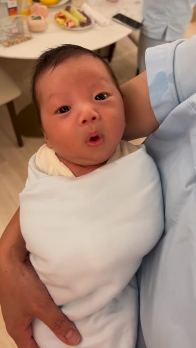 晒儿子满月沙龙照 袁伟豪:不负乳名“袁咕碌”