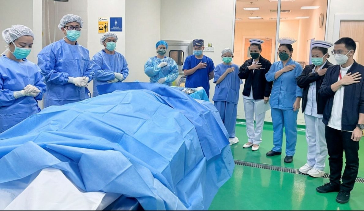 暖势力//华裔程序设计专家逝世 捐眼角膜遗爱人间