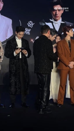 李现领奖惊觉出错 急冲离场网笑翻