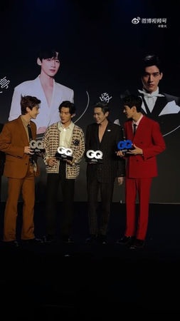 李现领奖惊觉出错 急冲离场网笑翻