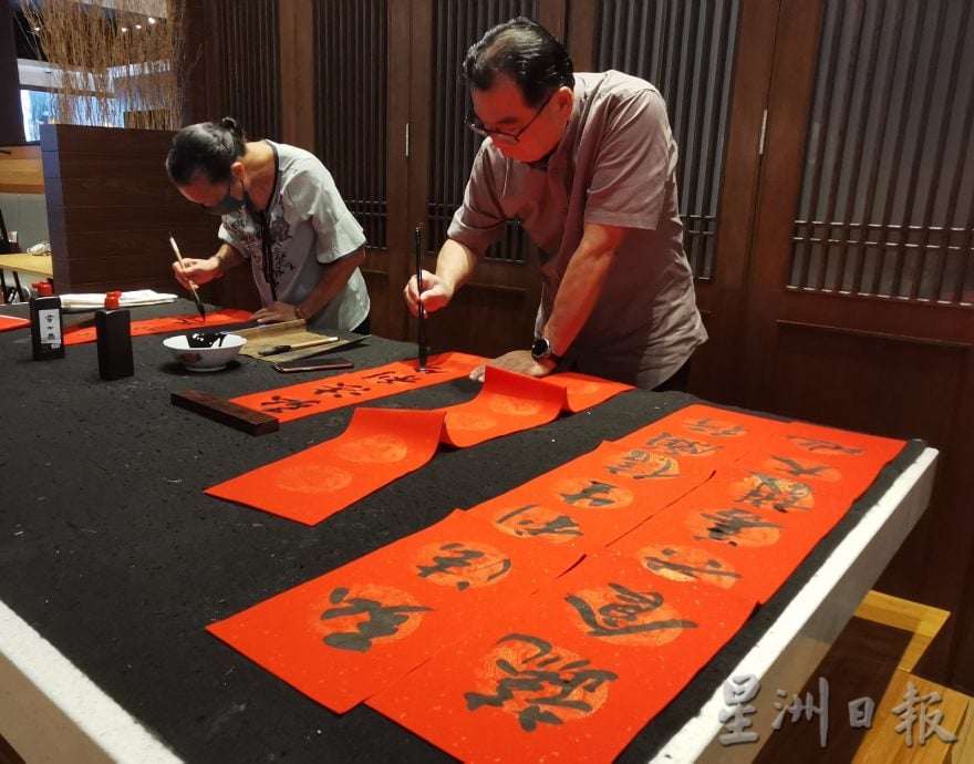 柔： 书法爱好者挥毫交流  从“翻转尼泊尔”影片体悟生活