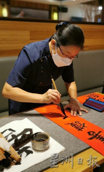 柔： 书法爱好者挥毫交流  从“翻转尼泊尔”影片体悟生活