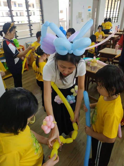柔:【善心美事】: 扭气球送欢乐祝福 抗癌小霞传递正能量