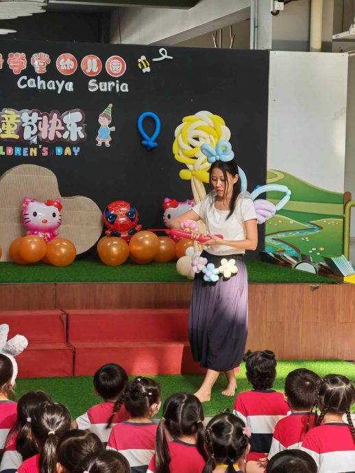 柔:【善心美事】: 扭气球送欢乐祝福 抗癌小霞传递正能量