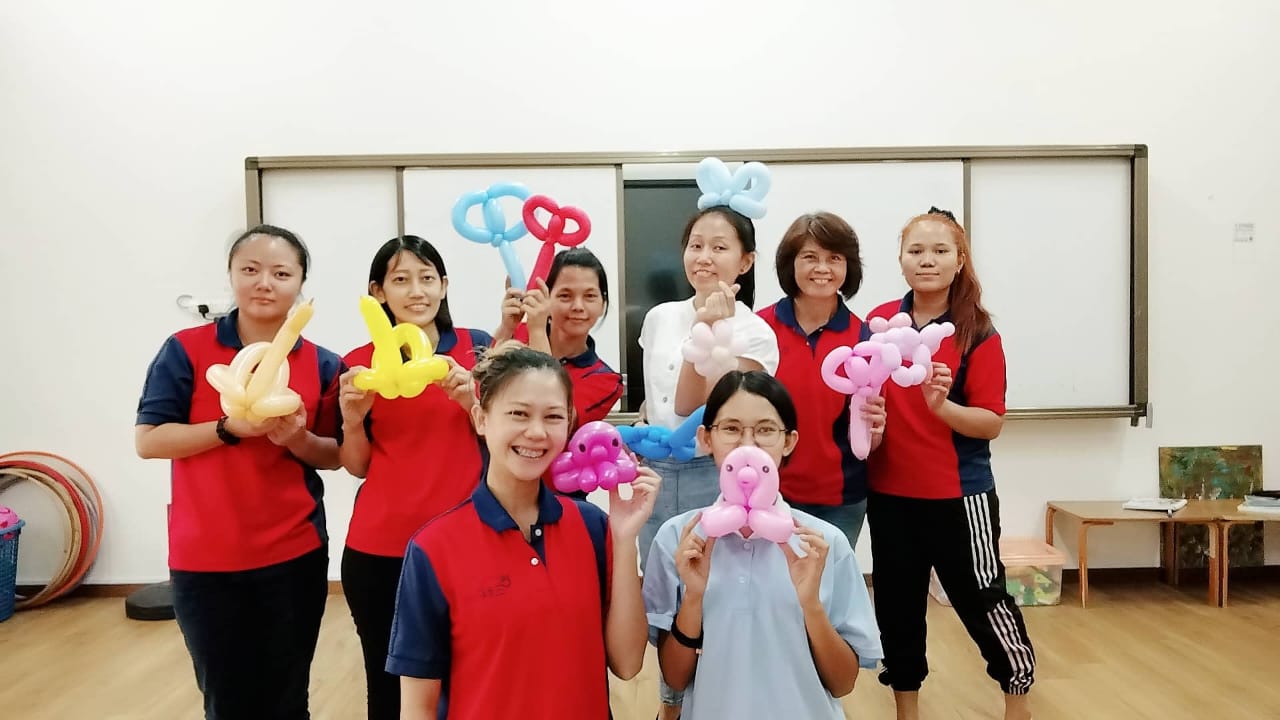 柔:【善心美事】: 扭气球送欢乐祝福 抗癌小霞传递正能量