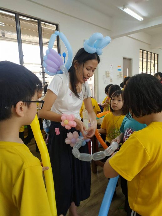 柔:【善心美事】: 扭气球送欢乐祝福 抗癌小霞传递正能量