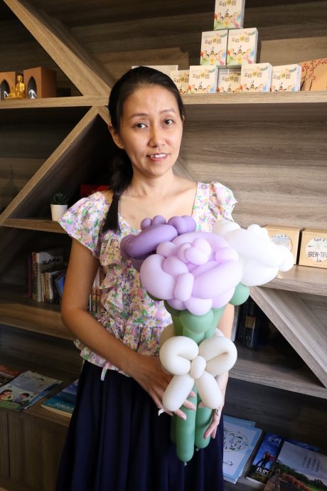 柔:【善心美事】: 扭气球送欢乐祝福 抗癌小霞传递正能量