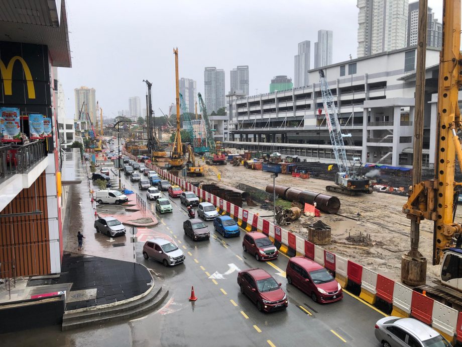 柔:【州议会】:多项巴士服务支持计划 柔轻快铁纾缓交通拥堵