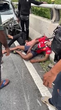 柔:为闪避切入车道车辆,4男共乘轿车失滑翻圈复撞围栏,一人破窗飞跌天桥底下丧命