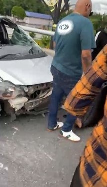 柔:为闪避切入车道车辆,4男共乘轿车失滑翻圈复撞围栏,一人破窗飞跌天桥底下丧命