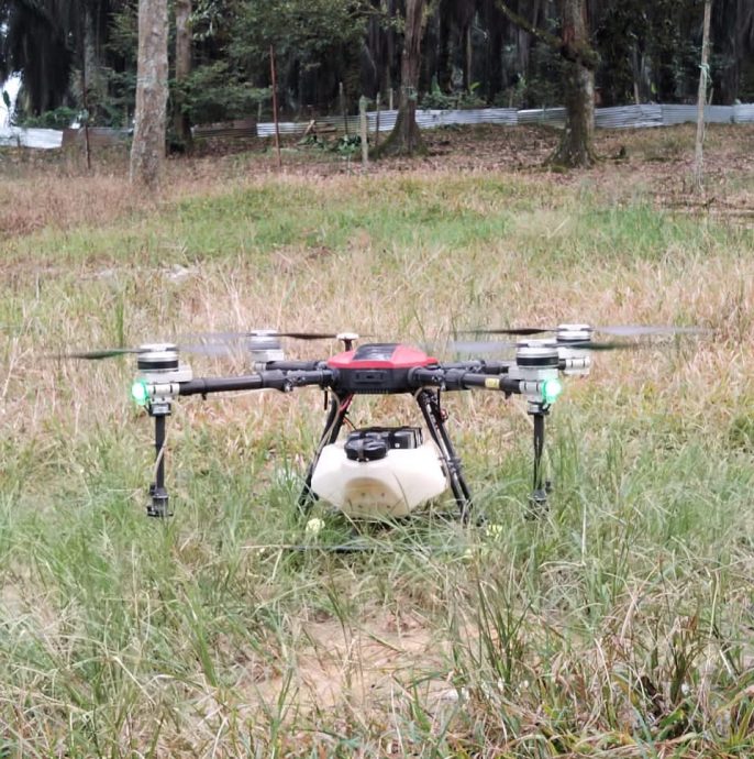 柔:今日面谱(12月28日见报):无线电爱好者方世维以无人机喷洒农药