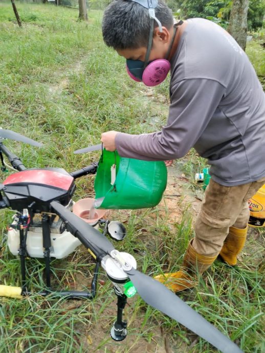 柔:今日面谱(12月28日见报):无线电爱好者方世维以无人机喷洒农药