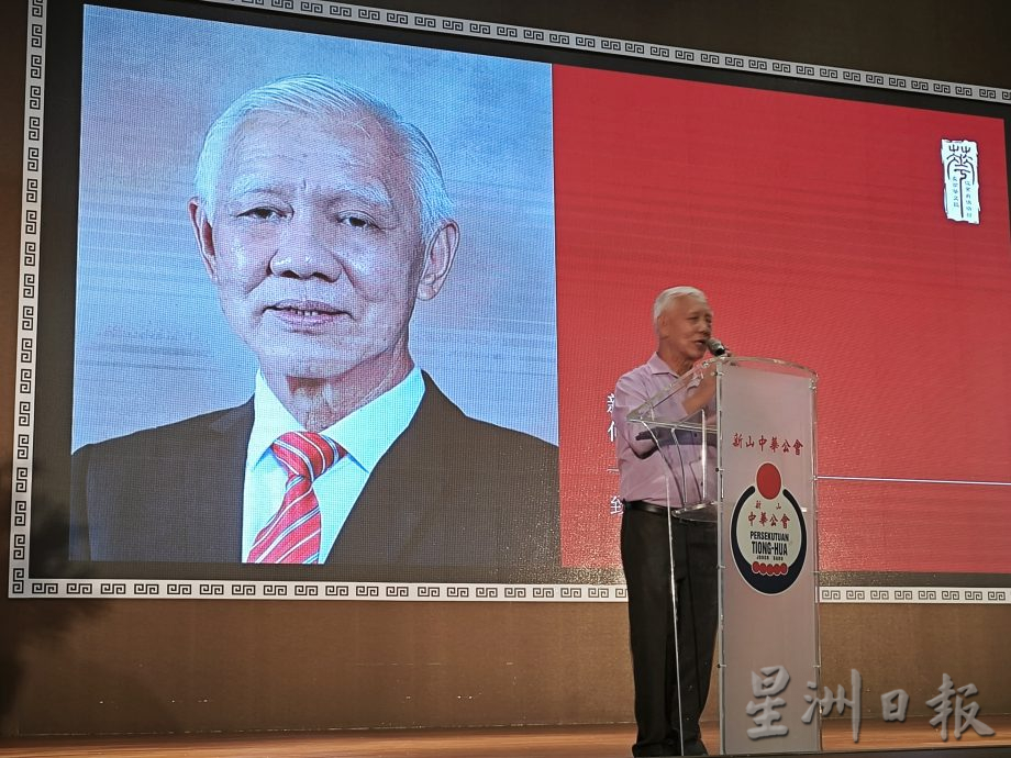 柔:何朝东:《新旧对照。新山故事》推介 盼与华族文物馆 相配合