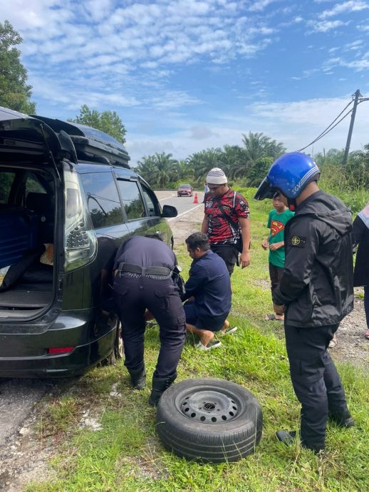柔:援助事故车主 暖警帮换轮胎