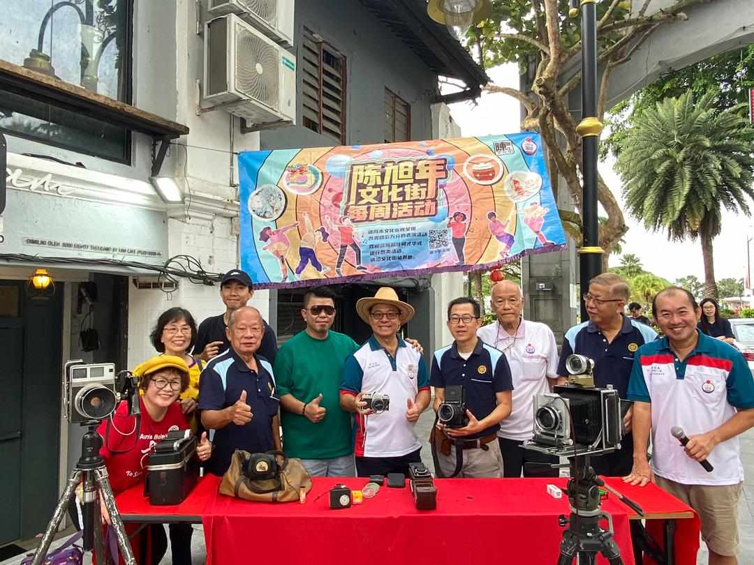 柔:新山陈旭年文化街重新启动后的第二场活动─古董相机交流会