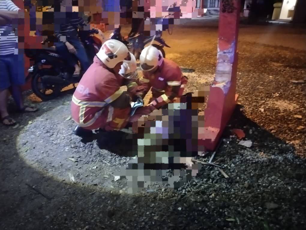 柔:车子失控撞树起火燃烧,3男幸及时逃出车外