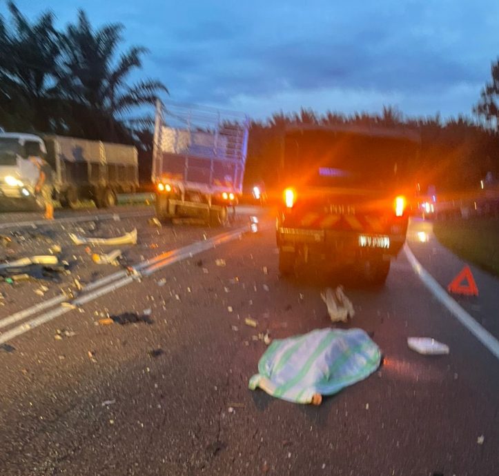 柔:载9人客货车撞罗里,致2死3伤