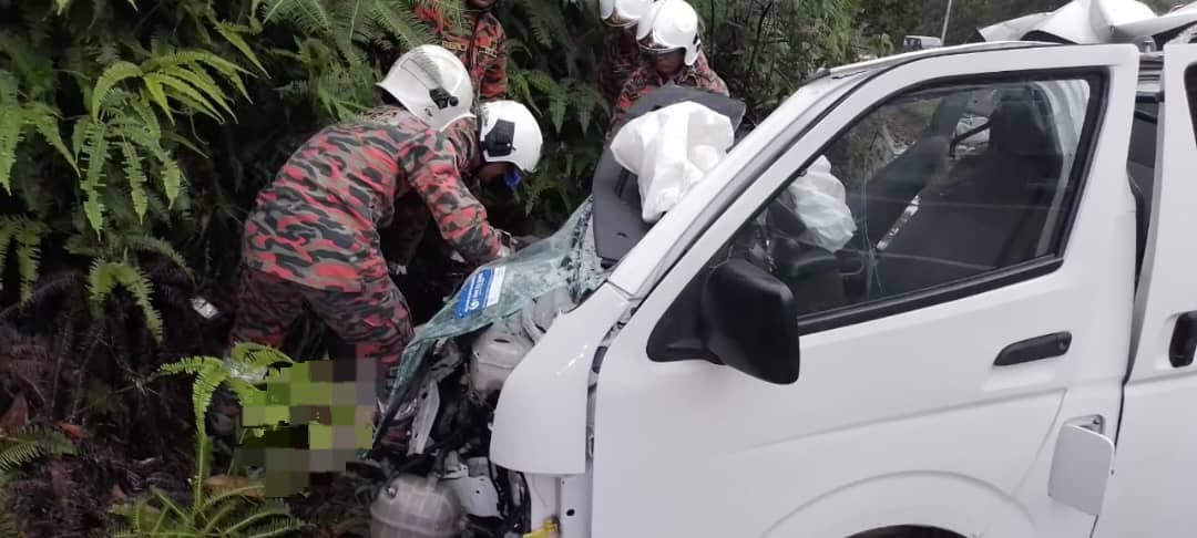 柔:载9人客货车撞罗里,致2死3伤
