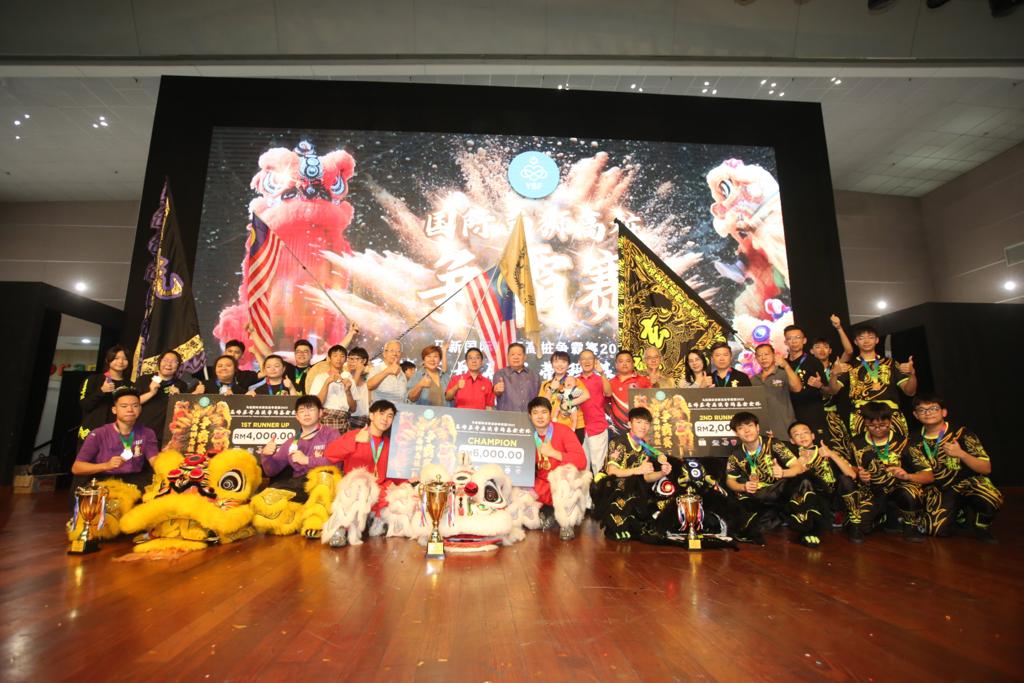 柔:重签发:封底头条(补成绩):新闻:首届马新国际南狮高桩争霸赛,25国内外狮团争冠