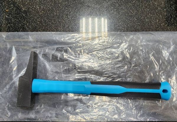 校园挥锤攻击前女友 法国男子搭机逃离