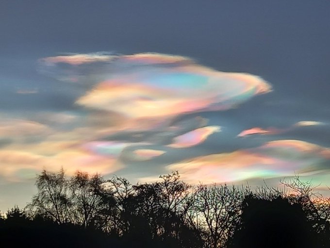 比极光更罕见!北极天空惊现“贝母云” 超梦幻奇景曝光