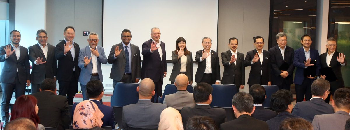 法米出席国家数字公司股权认购协议交换文件仪式