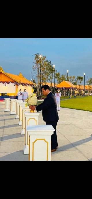 泰王次子瓦差勒宋再次返国向祖父普密蓬雕像致意 动向引关注