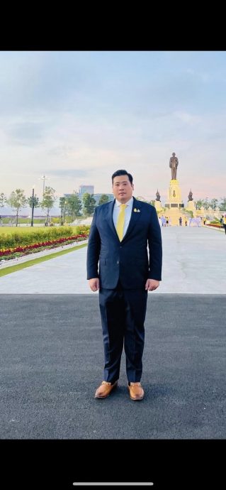 泰王次子瓦差勒宋再次返国向祖父普密蓬雕像致意 动向引关注