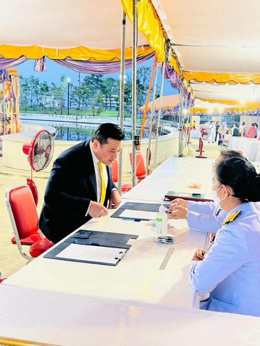 泰王次子瓦差勒宋再次返国向祖父普密蓬雕像致意 动向引关注