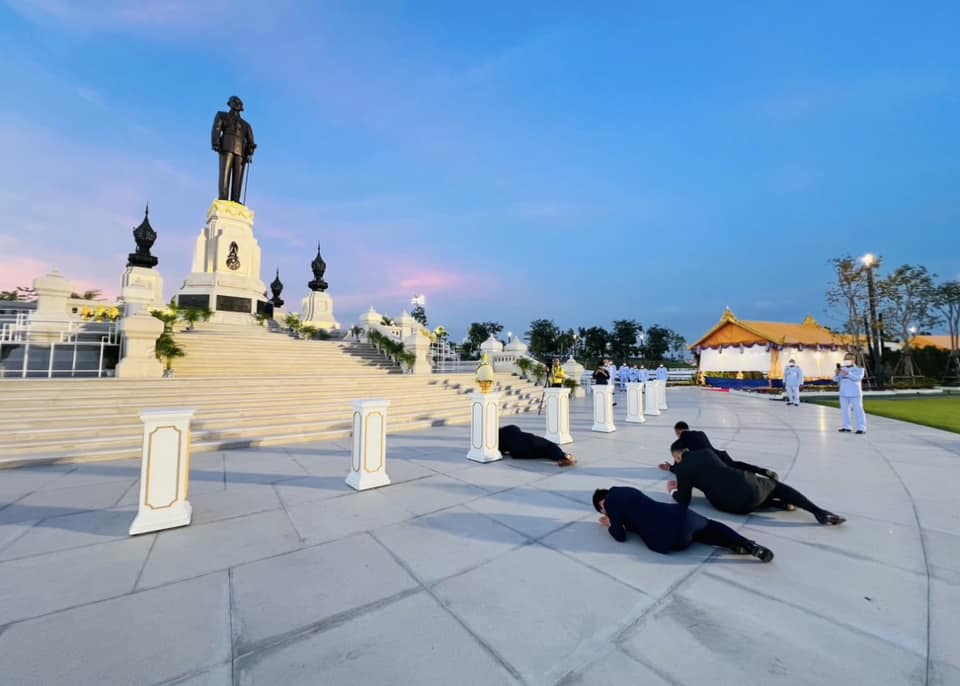 泰王次子瓦差勒宋再次返国向祖父普密蓬雕像致意 动向引关注