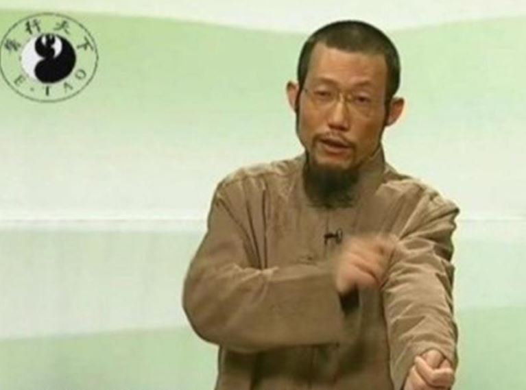 涉致女糖尿病患者死亡 英国警方控“拍打疗法大师”萧宏慈过失杀人罪