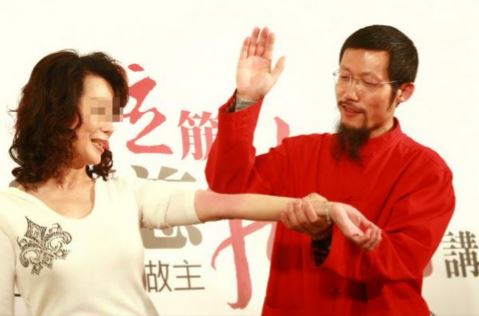 涉致女糖尿病患者死亡 英国警方控“拍打疗法大师”萧宏慈过失杀人罪