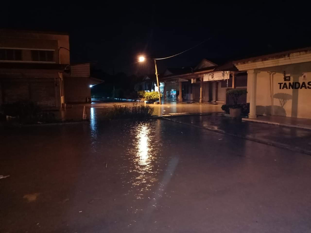 滂沱大雨致和丰多区水患  情况不严重