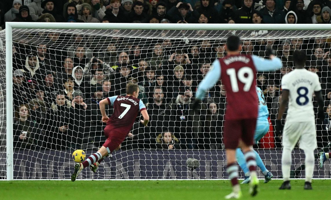 热刺 喜鹊双双输球  西罕 埃弗顿“帮了”曼联