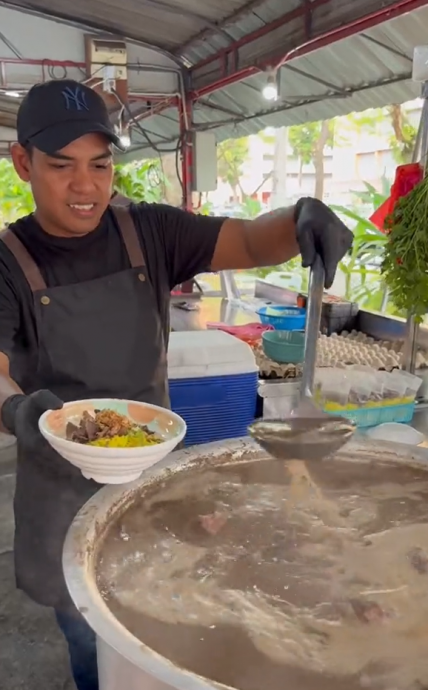 煎蕊档口一夕爆红 档主:一天收入800增至1万令吉!