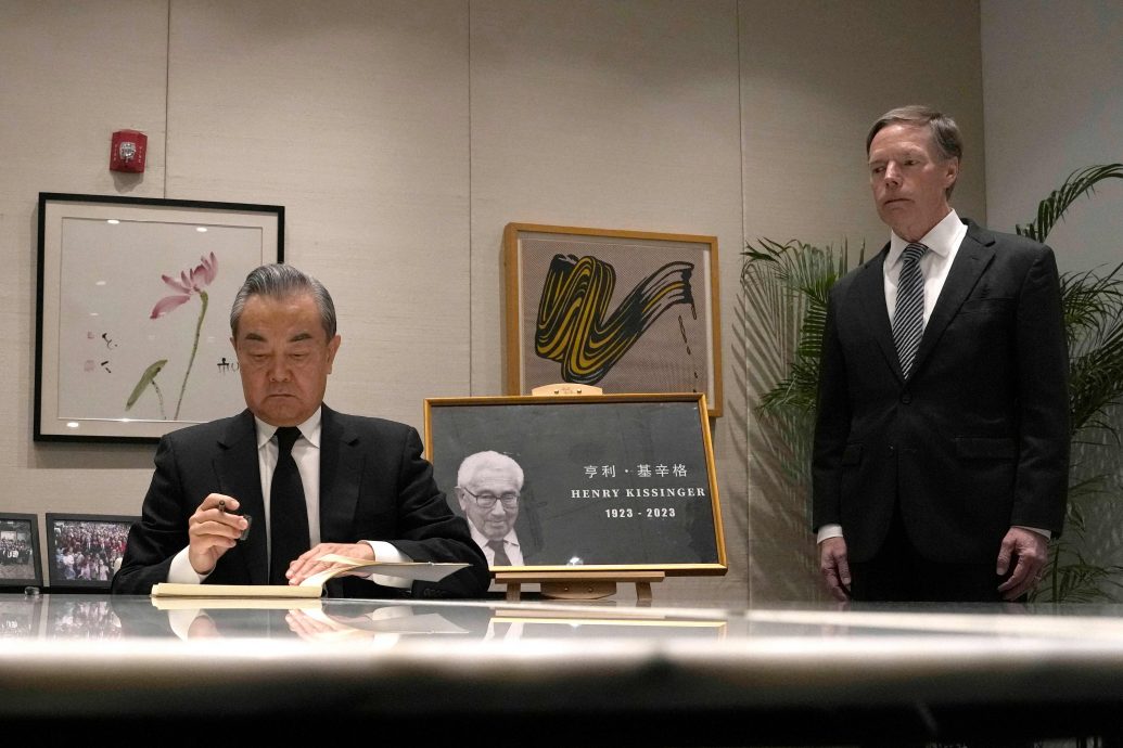 王毅赴美国驻华使馆吊唁基辛格逝世