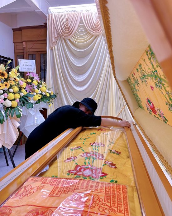 王雪晶抱灵柩恸别庄群施 “真的很不舍得你”