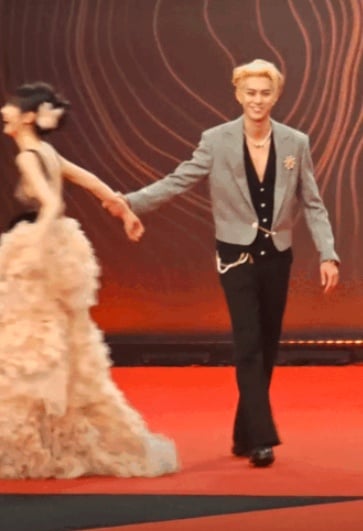 王鹤棣强拉手田曦薇甜揪耳 棣欣引力CP粉崩溃